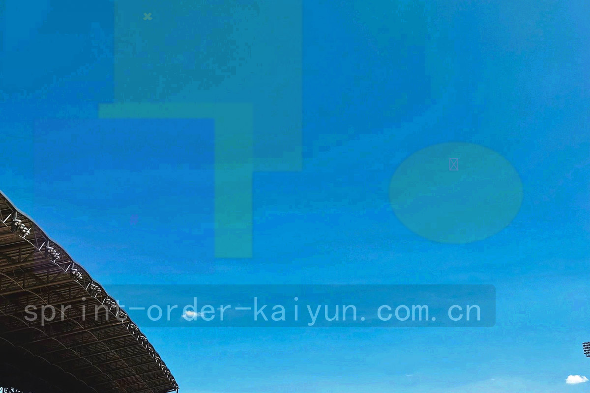 手机与平板斜角并排放在深色桌面上，手机屏是战报摘要，平板屏是主客场对阵图形，画面没有品牌标识